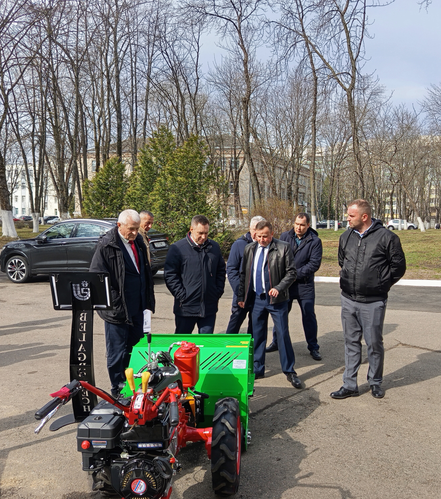 Визит министра в НПЦ по механизации сельского хозяйства